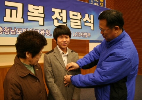 삼성전자, 충남 아산서 사랑의 교복 전달식 가져