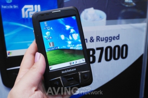 [WIS 2011] 대신정보통신, 넓은 LCD에 슬림한 본체의 산업용 PDA MB7000 소개