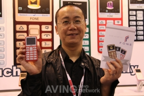 [2012 차이나소싱페어 현장] 아메리칸폰컴퍼니, 고령 사용자 겨냥한 휴대폰 Fone 선보여