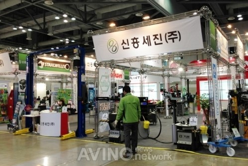 [오토모티브위크 2013 영상] 신흥세진, 이태리 자동차 정비기기 SICE S-300 탈착기