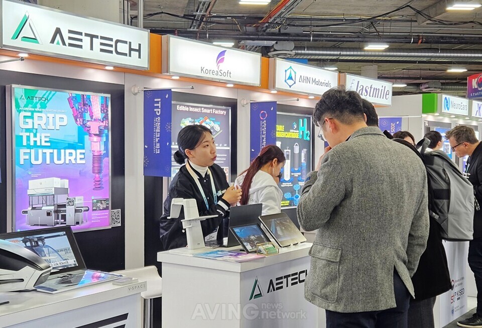 에이트테크, CES 2024서 AI 기반 자원 선별 로봇 에이트론 VR 영상 시연... 높은 정확도로 재활용품 분류