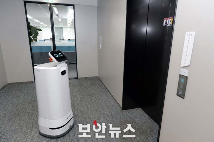 LG전자 ‘LG 클로이 서브봇’, 엘리베이터도 스스로 타고 내린다