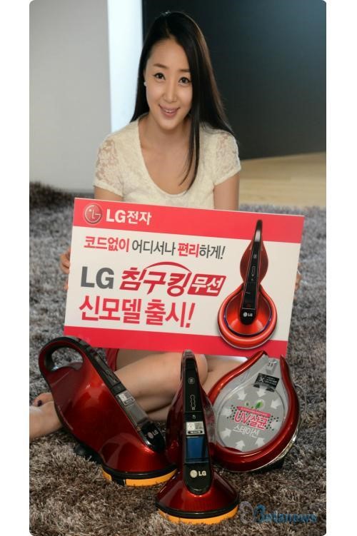 선 없이 편리하게 청소한다. LG전자 ‘무선 침구킹’