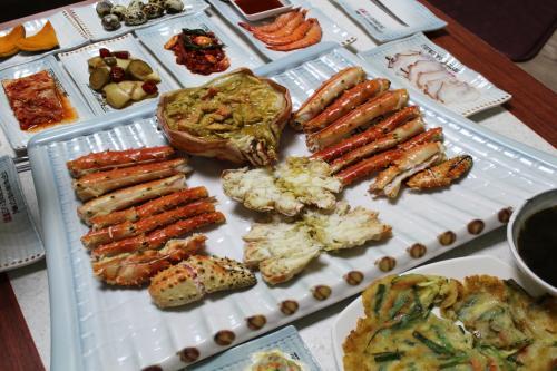 강릉주문진맛집 배로 직접 잡은 싱싱한 수산물 인기
