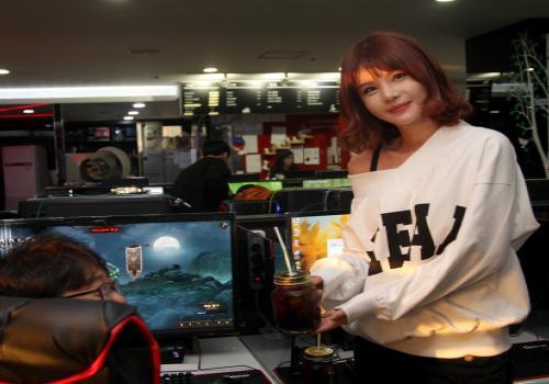 큐닉스 모델 정채영, PC방 일일 알바생으로 변신