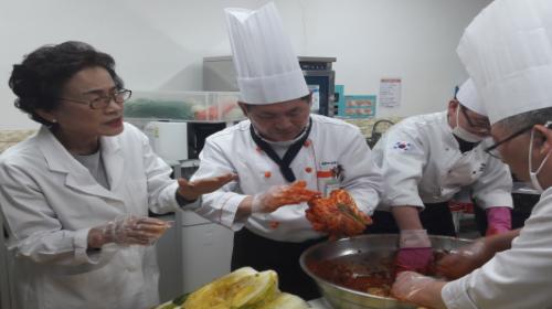 한국 도로공사  직접담근 휴게소 남도김치서비스 시범운영
