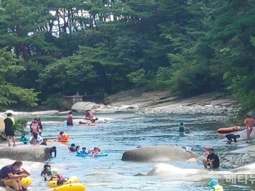 [포토] 울산 울주군 작천정 계곡서 물놀이하는 피서객들
