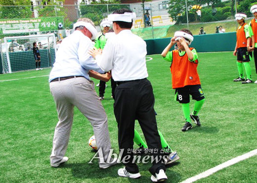 히딩크 감독 장애아동 힘차게 뛰어놀 수 있어야