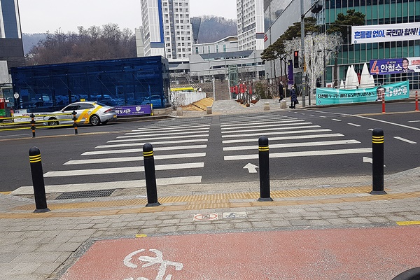 구파발역 횡단보도 볼라드 시각장애인 안전 위협