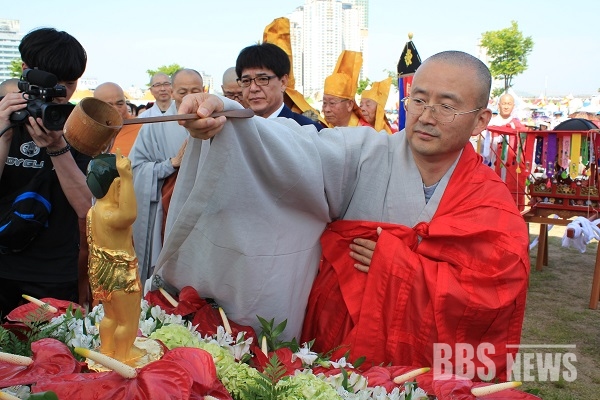 [포토]울산태화강연등축제 - 부처님이운행렬.. 관욕의식