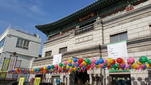 나란히 걸린 사진과 명상시, 서양 과학과 동양 정신의 융합