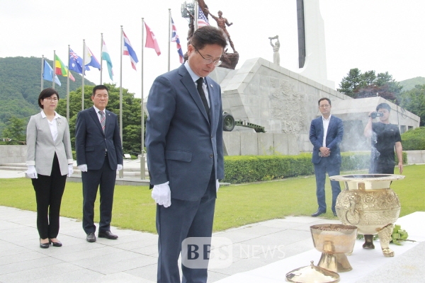 이철우 경북도지사 당선인, 첫 행보 칠곡 다부동 전적기념관서 헌화·분향