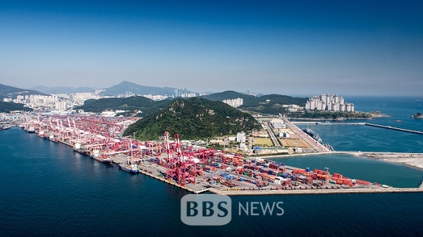부산항 독점 노무공급권 대가, 인력업체·터미널 전 대표 실형