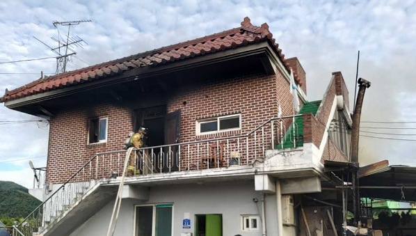 춘천시 남산면 광판리서 주택 화재...1명 숨지고, 2명 화상