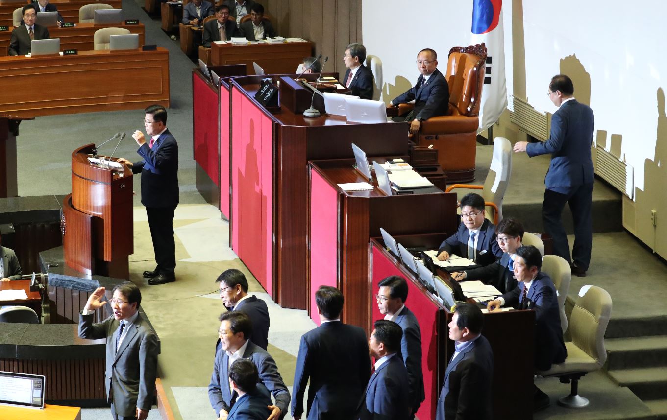 국회, 사흘째 대조국질문...이주영 부의장 정회 논란에 몸싸움‧고성까지