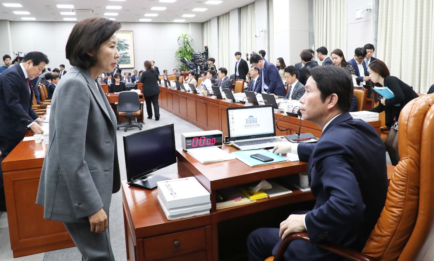野 靑 오만 심각, 전면개편 필요...與 당 쇄신에 응답할까?