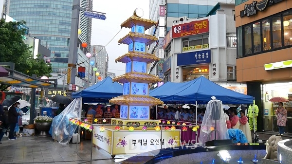 부산 서면에 봉축탑 불 밝혀