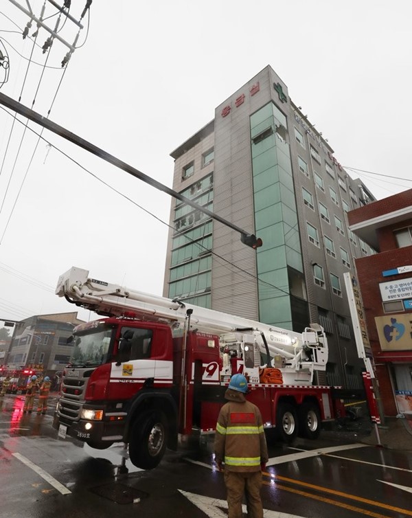 전남 고흥 종합병원서 불…2명 사망·56명 부상