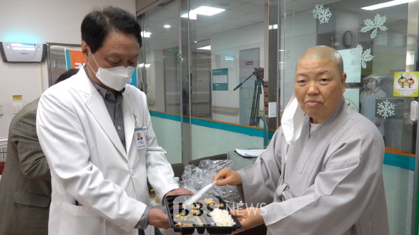 칠곡 정암사, 대구의료원에 자비의 도시락 전달