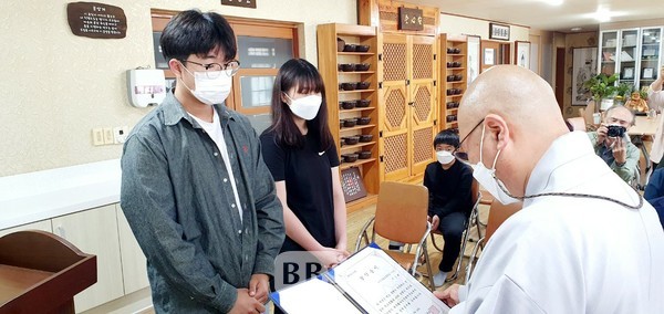 제주웰다잉문화연구소, 장학금 전달...해조 스님 500만원 후원