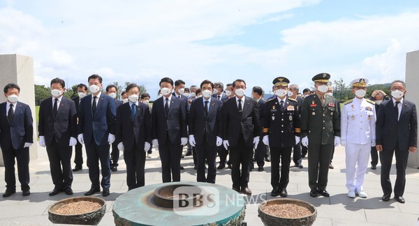 4·3유족회와 재향경우회, 호국원・4·3평화공원 합동 참배