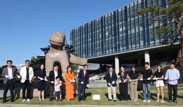 [포토뉴스]KAIST 캠퍼스에 3.8m 강아지 생생이 조각작품 공개