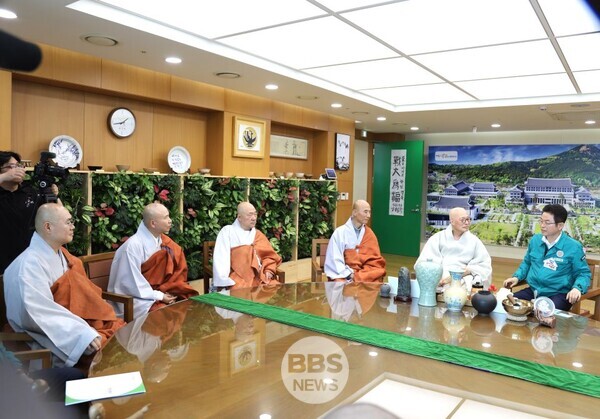 진우스님,  경북산불 이재민 위한 12억원 상당 물품 전달