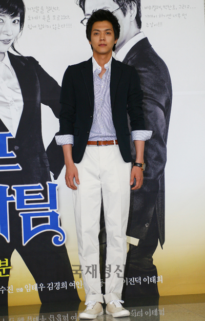 [포토] 댄디보이답게 깔끔한 패션의 김흥수