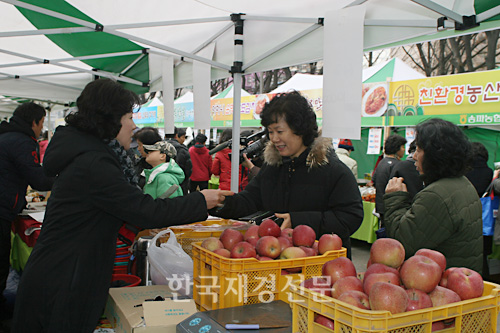 [JK포토] 값싼 농축수산물 구입해보세요