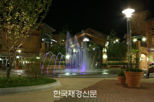 더운 여름속“난 밤에 쇼핑하고 스파간다”