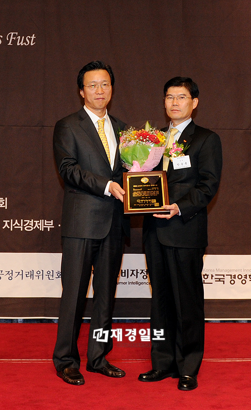 [JK포토]2010 소비자 권익증진 경영대상 고객감동경영 부문 SK텔레콤(주) 수상