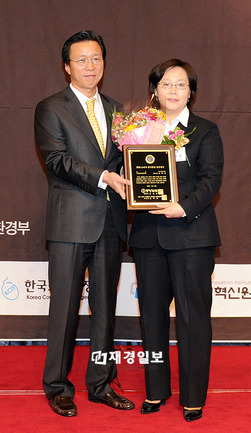 [JK포토]2010 소비자 권익증진 경영대상 고객감동경영 부문 듀오정보(주) 수상