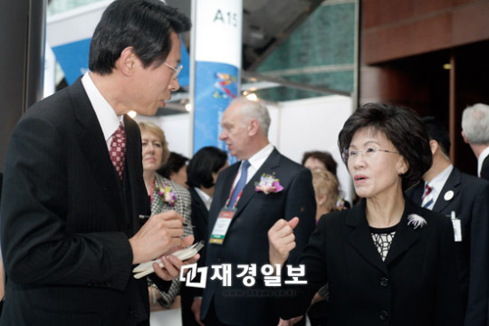 메디컬코리아 2011 행사장 둘러보는 진수희 장관