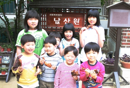 둘둘치킨, 18년간 고아원에 치킨 지원