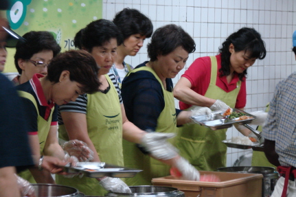 무료 급식 활동으로 이웃 사랑 펼쳐