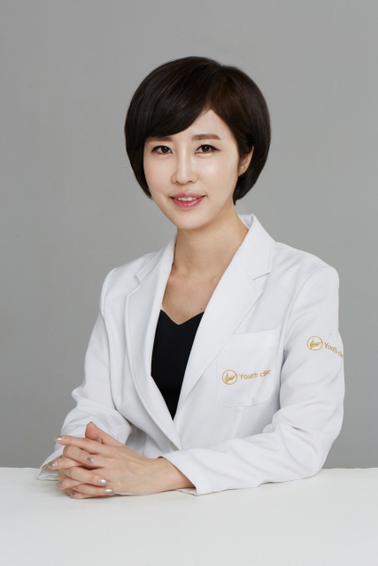[병원탐방]유스 피부과 강현영 대표원장 목주름은 노화의 흔적이라 체념할 수밖에 없을까?