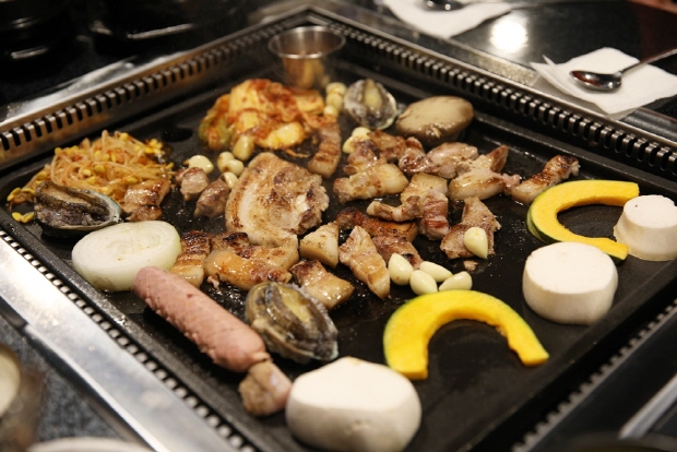 [맛집탐방]대돈 흑돼지거리에서 만나요, 제주시의 돌 위에서 구워 더 쫄깃하다”