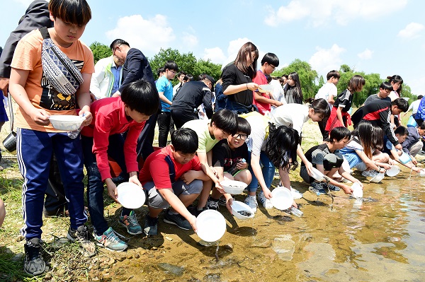 여주시, 남한강에 어린 물고기 방류 어족 자원 강화!