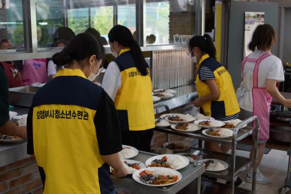 의정부시 청소년수련관 봉사 동아리 ‘신바람 나누미’ ‘화요 사랑의 식탁 봉사’로 구슬땀 흘려...