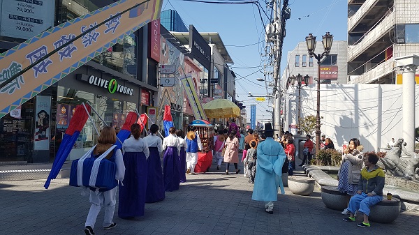 제18회 전통혼례 및 가장행렬 거행