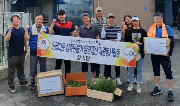 안성시 삼죽면 직원 봉사활동 실시... 푸른솔 요양원 환경정비