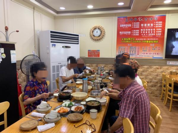 동두천시 생연2동 조마루감자탕, 관내 저소득 어르신 식사 대접 봉사 실시