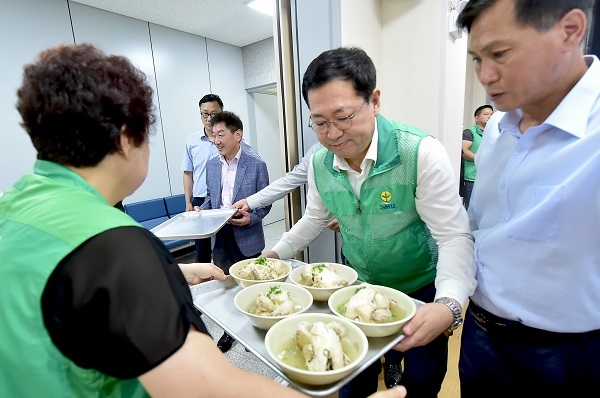 삼복더위 사랑나눔 삼계탕 무료배식 행사