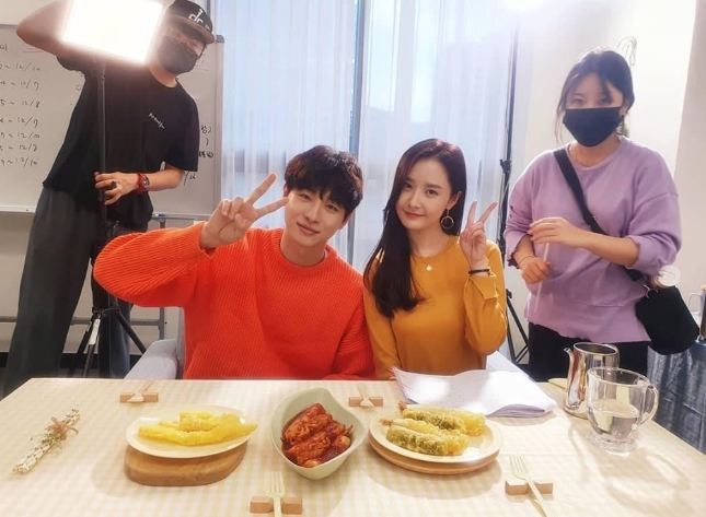 달샤벳 출신 배우희, 오늘도 참치마요 촬영 중 포착...청순美 발산