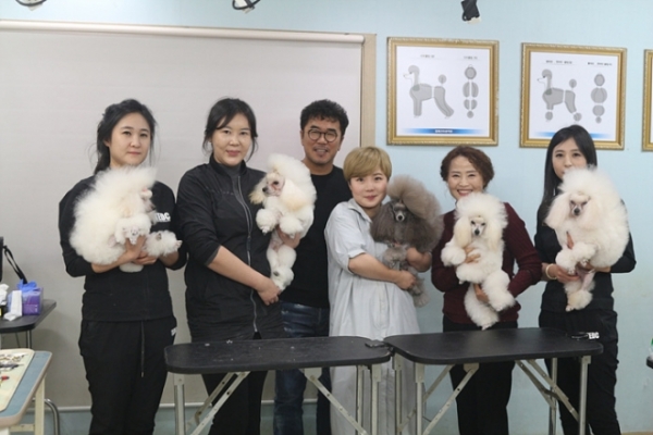탑애견미용학원 안해은 원장, 강아지와 교감을 하며 내손으로 만들어 나가는 성취감과 즐거움을 얻을 수 있는 직업입니다.