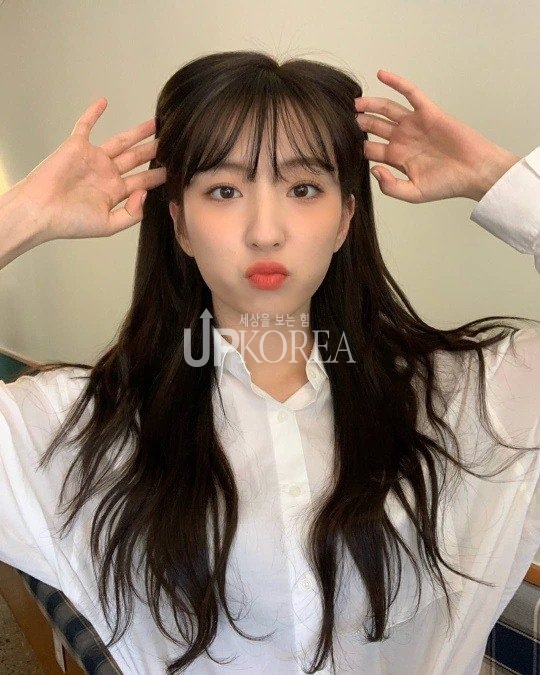 우주소녀 은서 멋쩍은 모먼트도 찍힌거있지?ㅎㅎ...여름아 이쁜 사진 고맙당 들여다보니