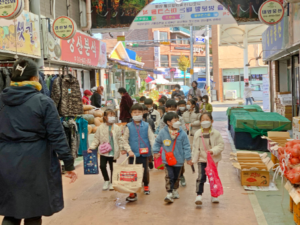 함양 유치원생, 전통시장의 생생한 현장을 경험하다
