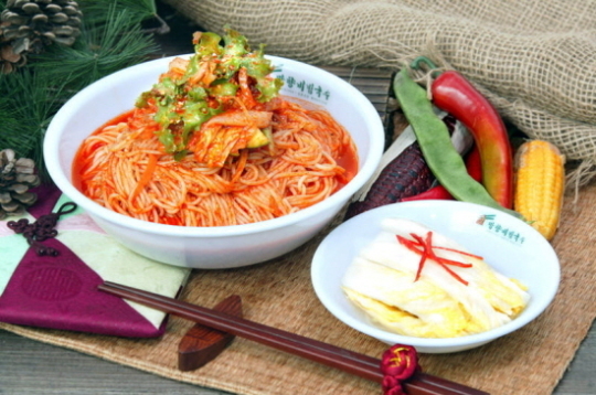 망향, 봄철, 10여 가지 야채수의 유혹…‘망향비빔국수’