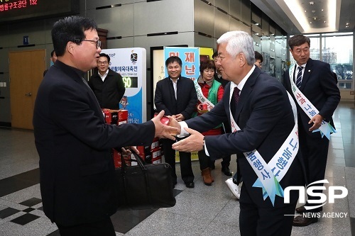 무주군, 전북도청서 반딧불사과 나눔 행사 개최