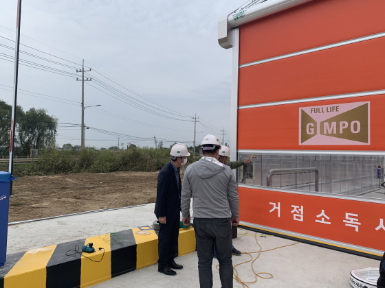 두철언 김포시농업기술센터 소장, 거점 세척·소독시설 공사 현장점검